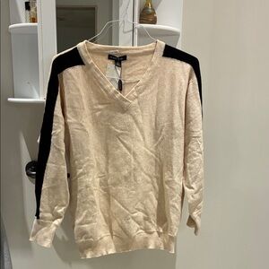 BNWT Motive Cream and Black V-Neck Sweater 👵MT